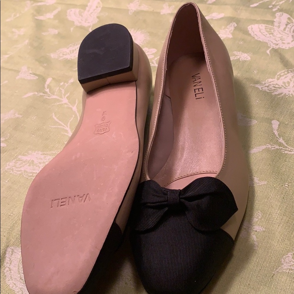 A gorgeous grosgrain bow and cap toe take look